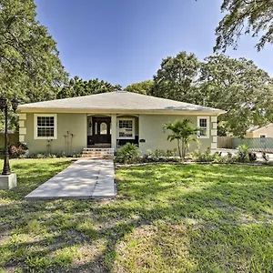 Holiday home Oasis With Pool About 7 Mi To Busch Gardens!